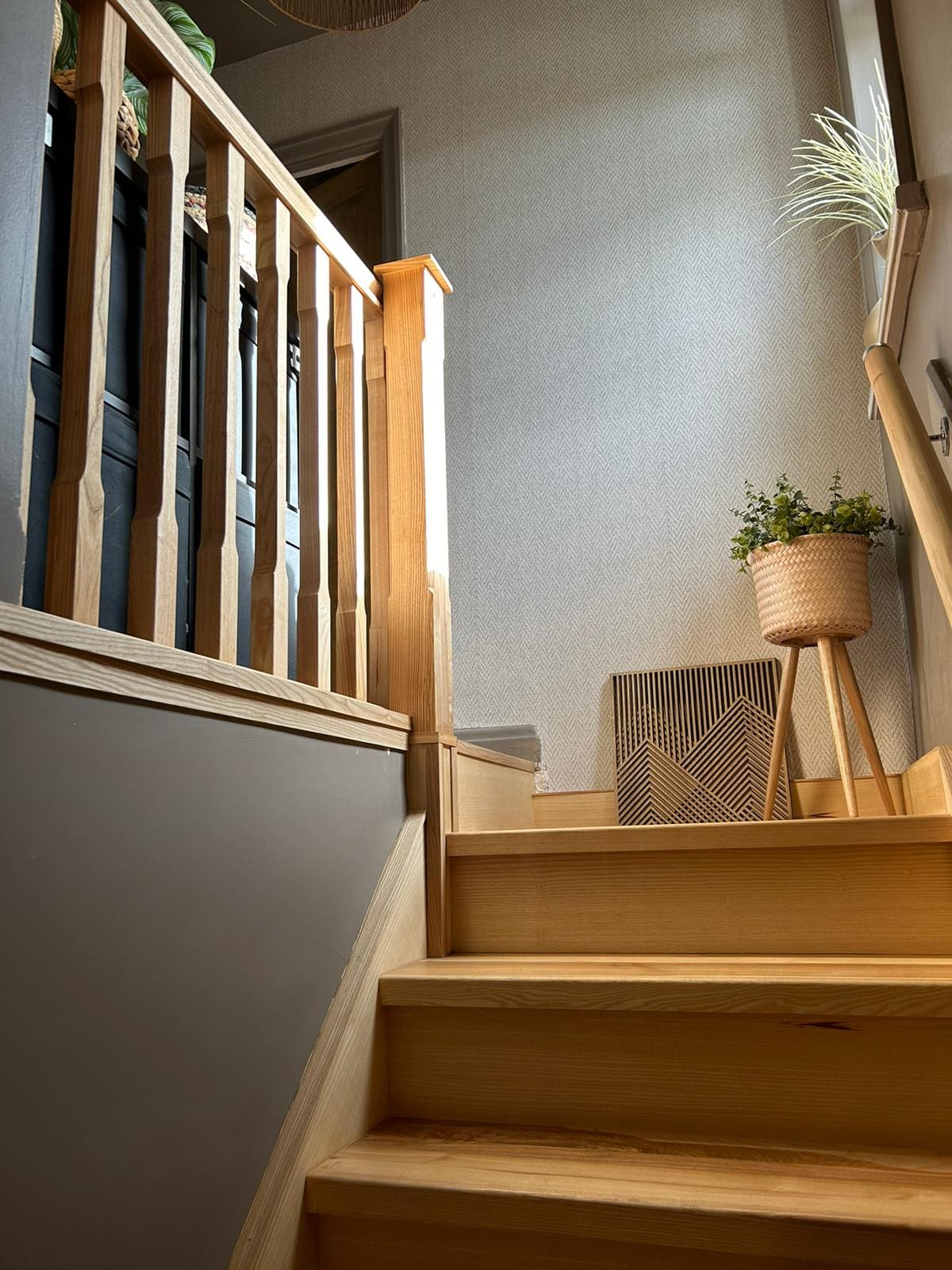 Oak staircase with natural timber balustrade